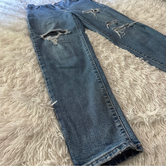 Levi’s High Waisted Mom Jeans Sz 26 Light Wash Distressed Denim - Picture 9 of 14